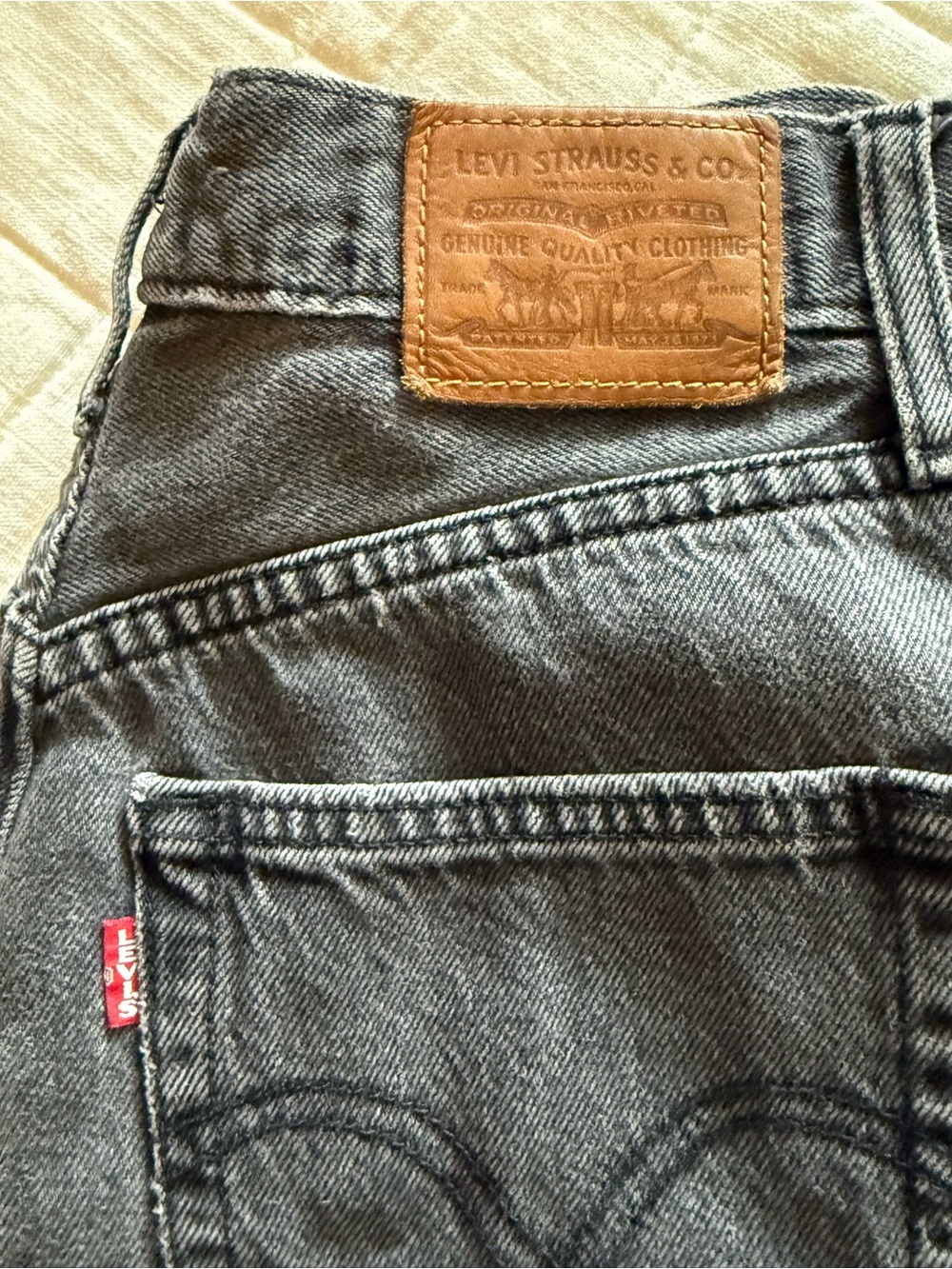 LEVIS women’s Charcoal Grey Jeans with Leather Patch